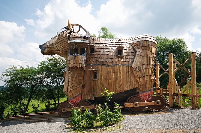 La Balade Des Gnomes – Tales And Legends Hotel With A Giant Trojan Horse