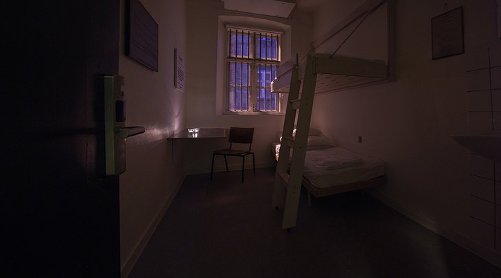 SleepIn Fængslet room at night