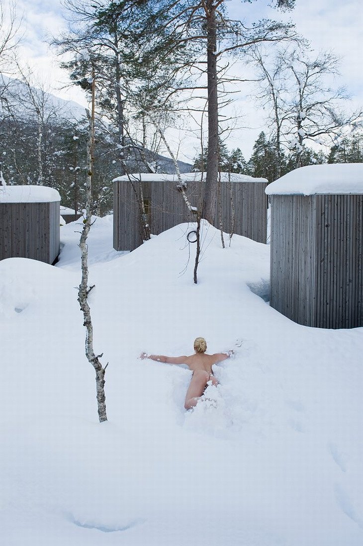 Naked woman jumps to the snow from after the sauna
