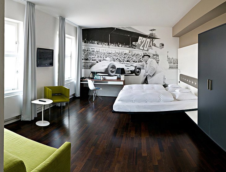 V8 Hotel room, historical racing theme