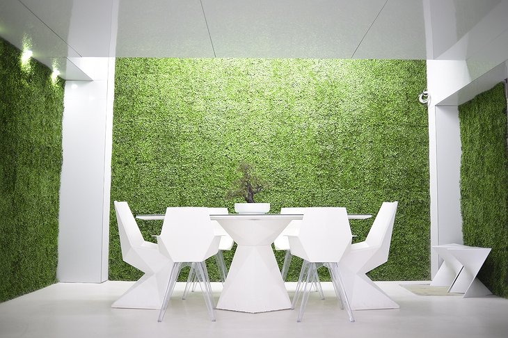 Optimi Rooms Dining Room With Moss Wall