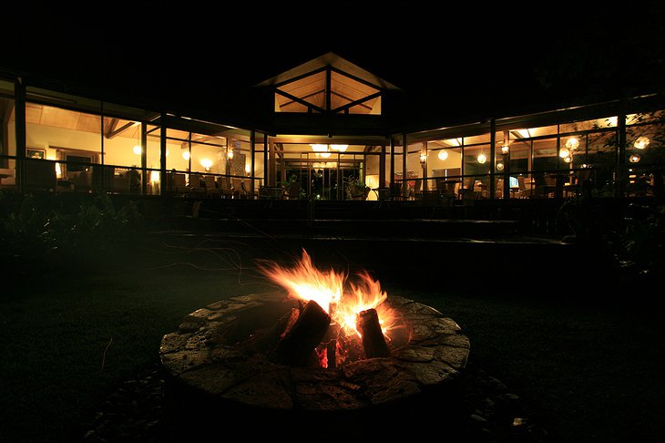 El Silencio Lodge at night
