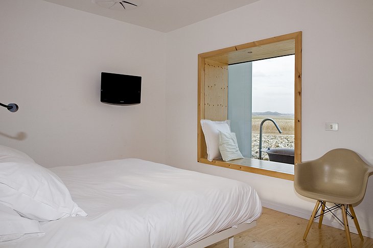 Hotel Aire de Bardenas room with large window