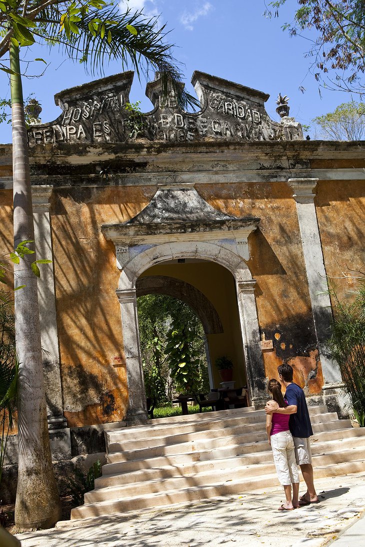 Hacienda Uayamon colonial suite gate