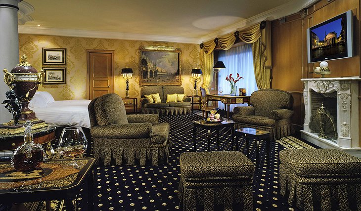 Rome Cavalieri luxury suite