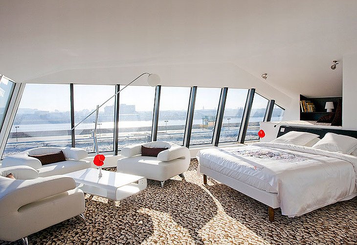 Seekoo Hotel suite with view on the city