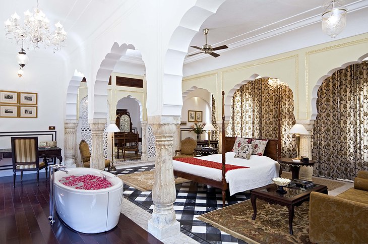 Samode Palace suite with bathtub in the room