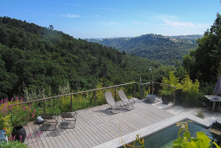 Graine & ficelle pool with panoramic nature views