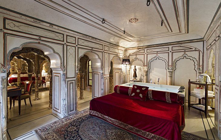 Samode Haveli suite with bathtub