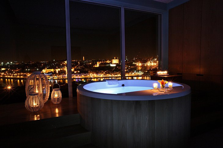 Hot tub bath with Porto view