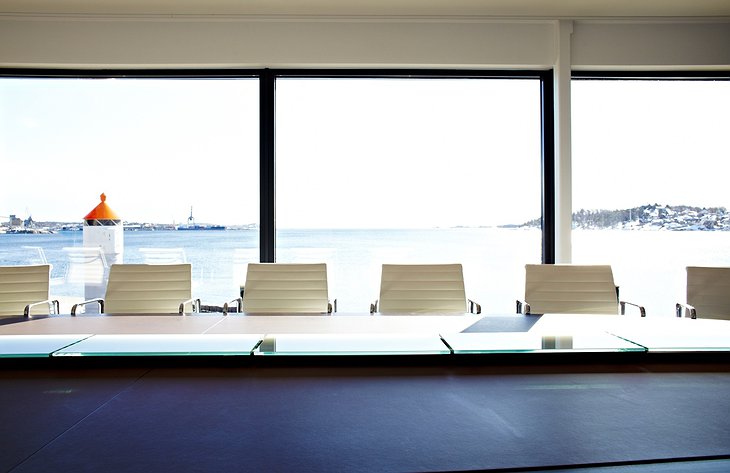 Farris Bad meeting room with sea view