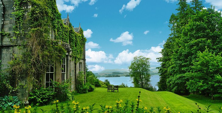 Ardanaiseig Hotel with view on loch Awe
