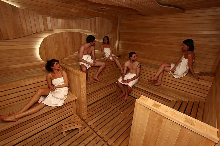 Hotel Gino Wellness Rabath sauna with people