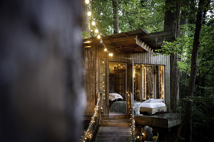 Secluded Intown Treehouse bedroom in the open