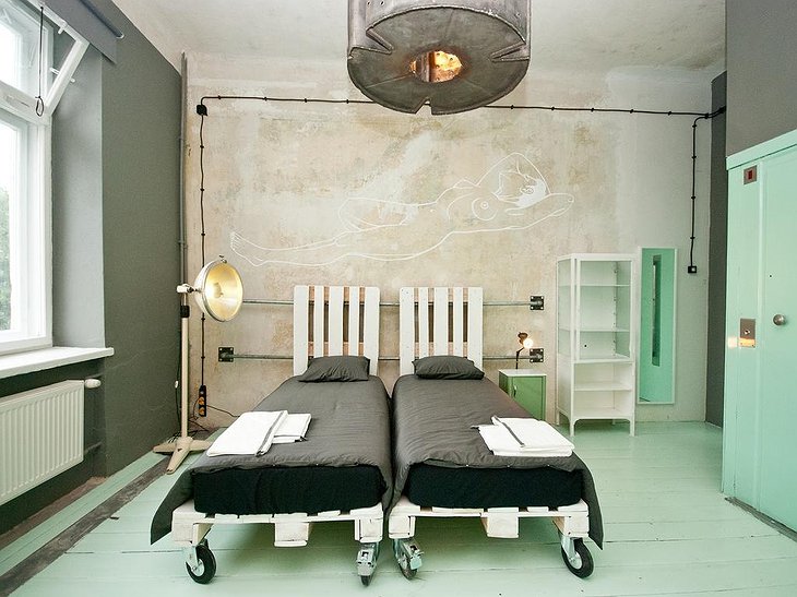 LoftHotel Sen Pszczoły hospital themed bedroom