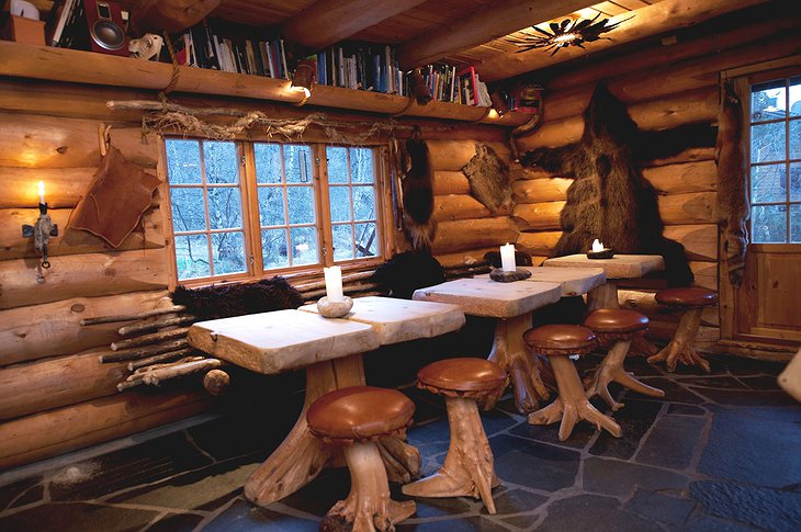 Engholm Husky Lodge dining tables
