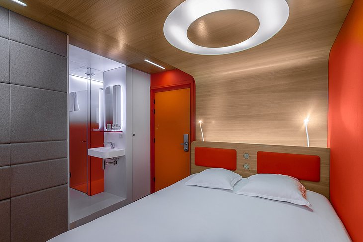 Hotel Odyssey Orange Room Bathroom