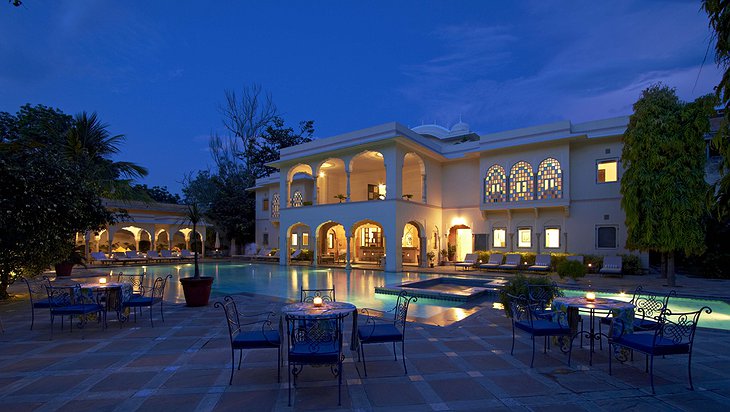 Samode Haveli mansion with the pool at night