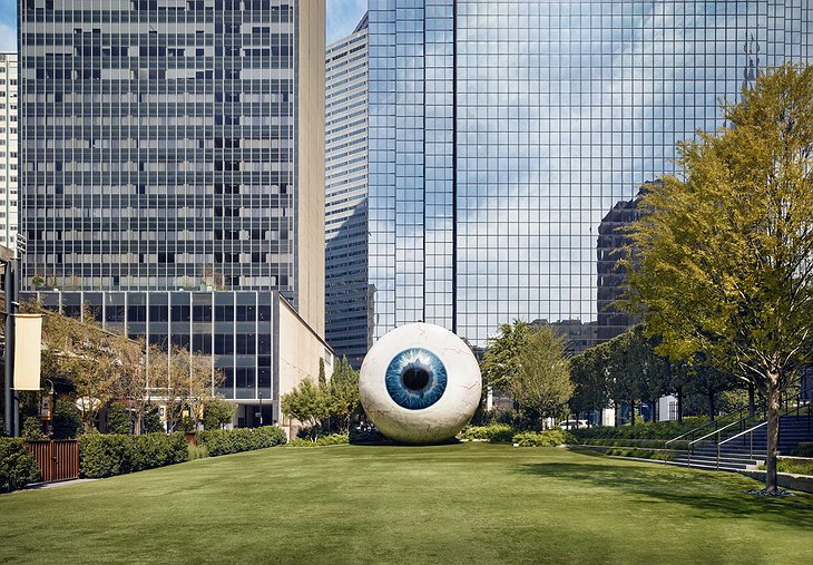 Eye sculpture by Chicago sculptor Tony Tasset
