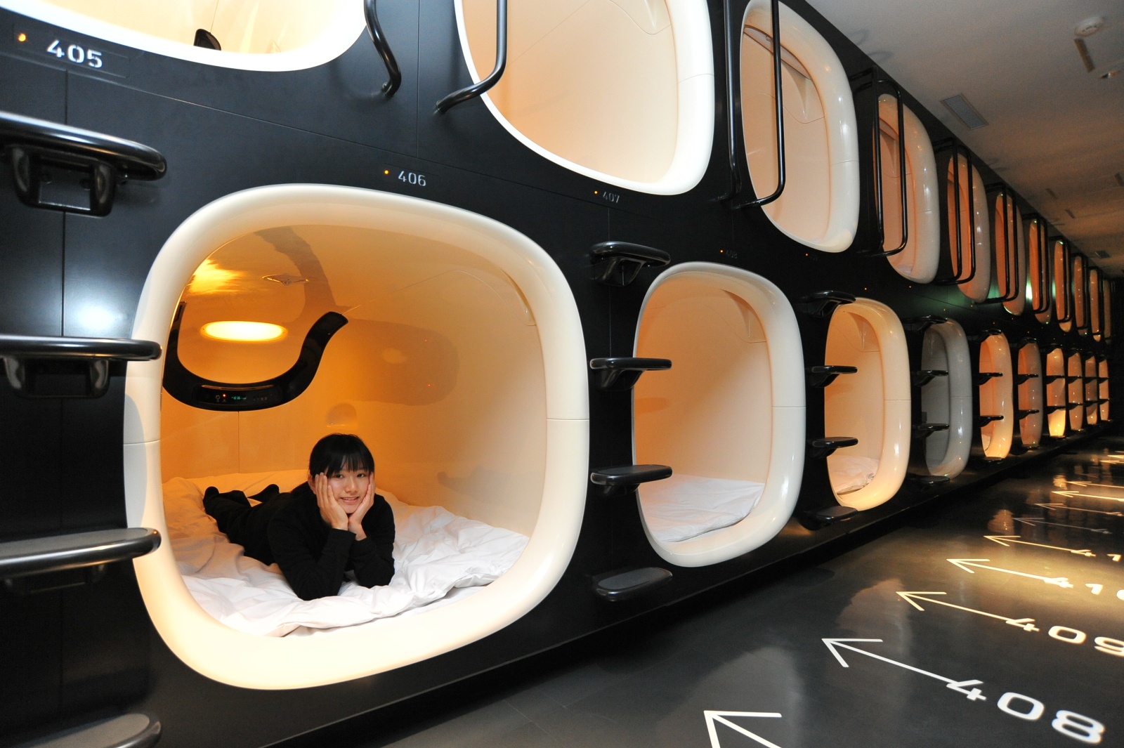 Znalezione obrazy dla zapytania capsule hotel