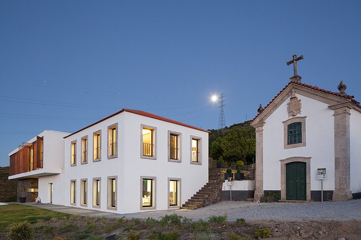 Quinta De Casaldronho and a church