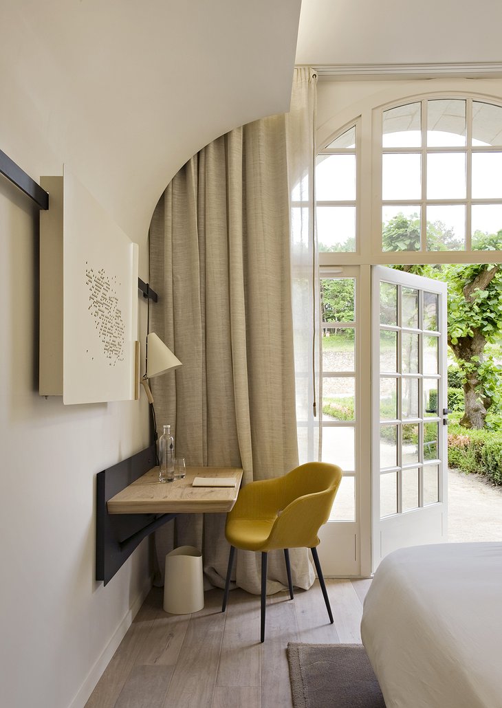 Fontevraud Hotel bedroom with view on the garden