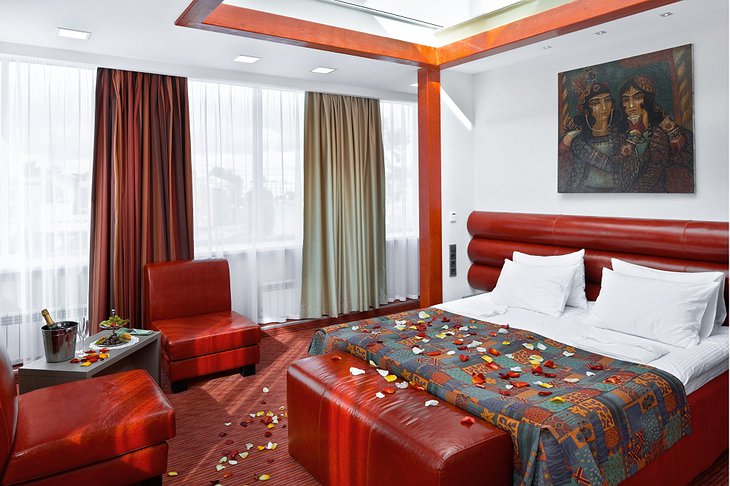 Red Stars Hotel honeymoon suite