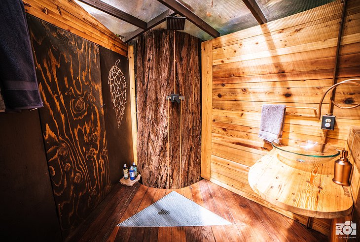 O2 Treehouse Pinecone Bathroom