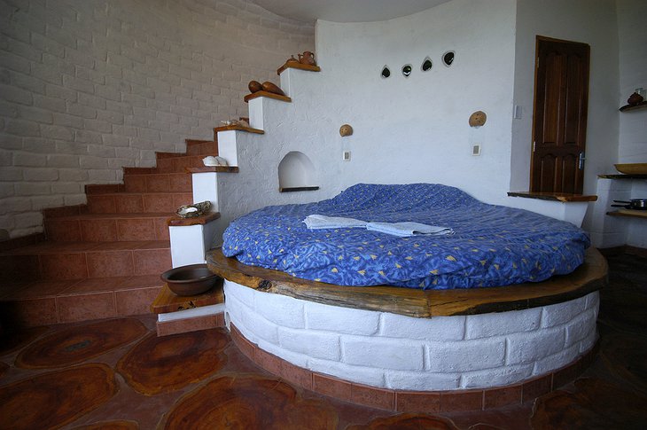 Hostal Las Olas Turtle House Rounded Bed