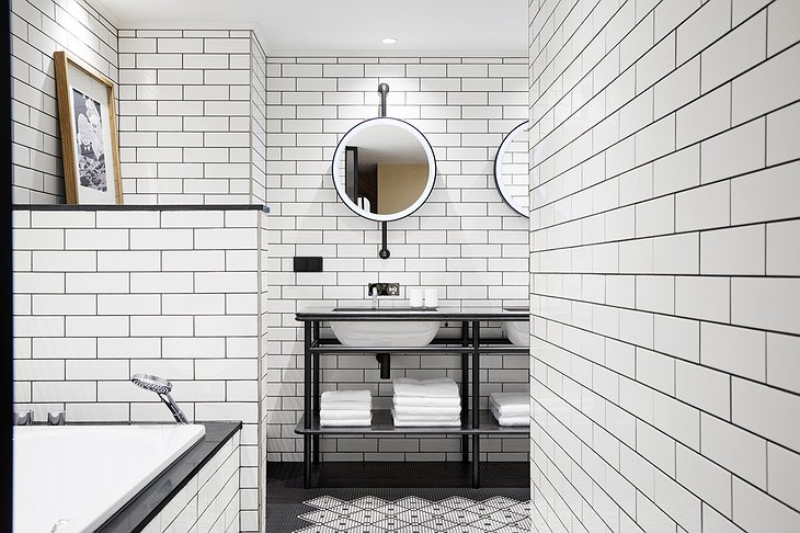 Puro Gdansk Hotel White Tiles Bathroom