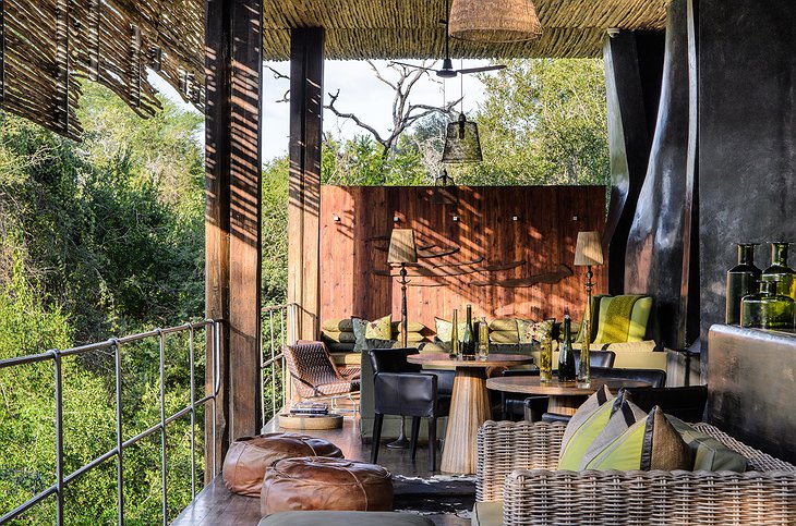 Singita Sweni Lodge lounge and dining place with open view on the nature