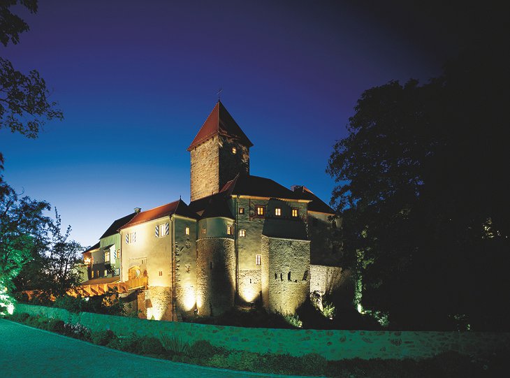 Hotel Burg Wernberg at night