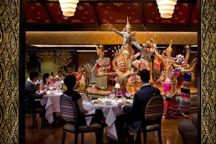 Sala Rim Naam restaurant with Thai dancers