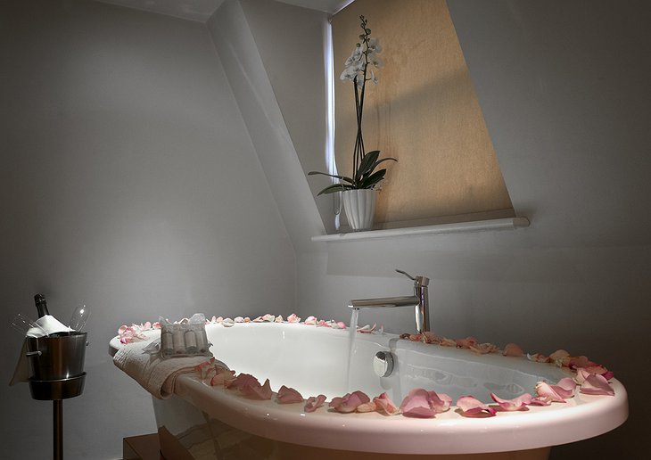 Free standing bath with rose petals