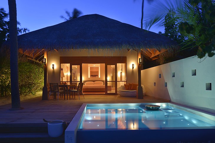 Deluxe beach bungalow with jacuzzi