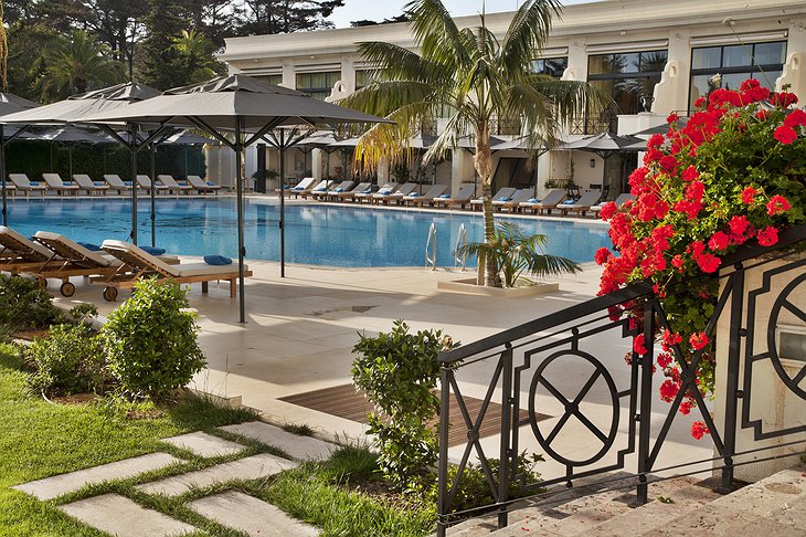 Relaxing at the swimming pool of Hotel Palacio Estoril
