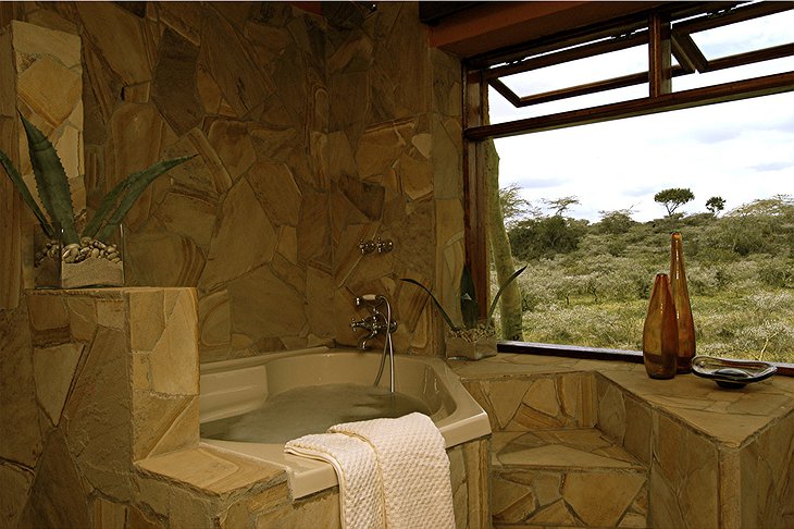 Hatari Lodge bath with view on the nature