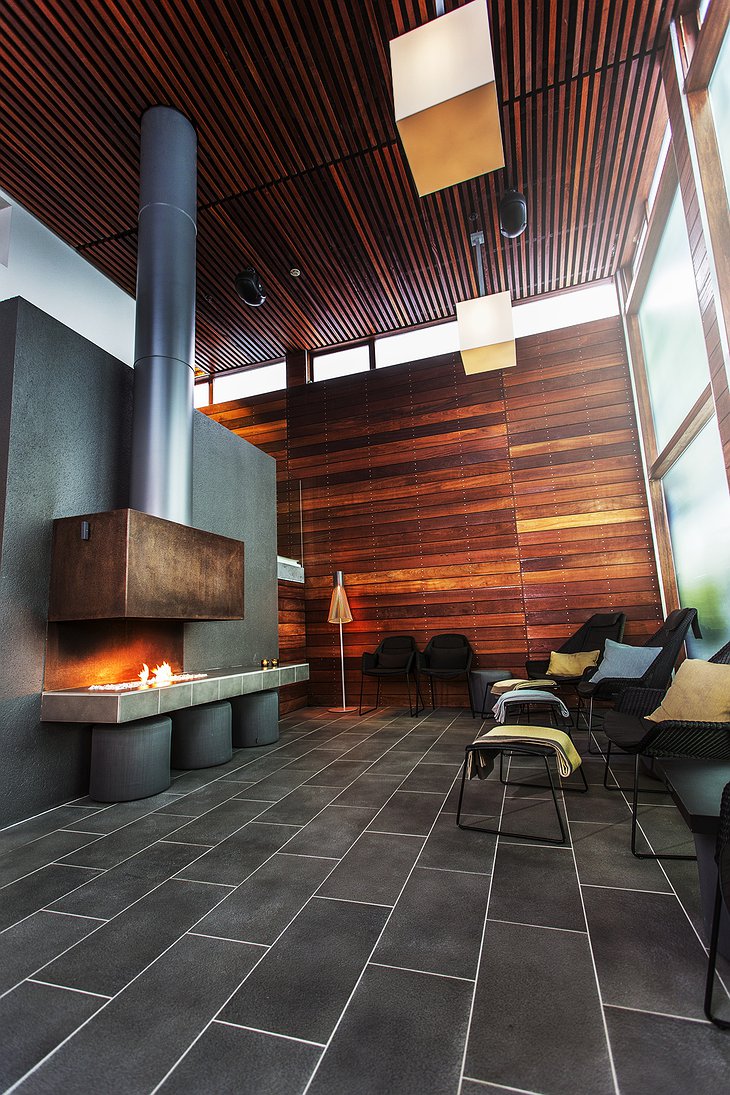 Silica Hotel betri sofan lounge with fireplace