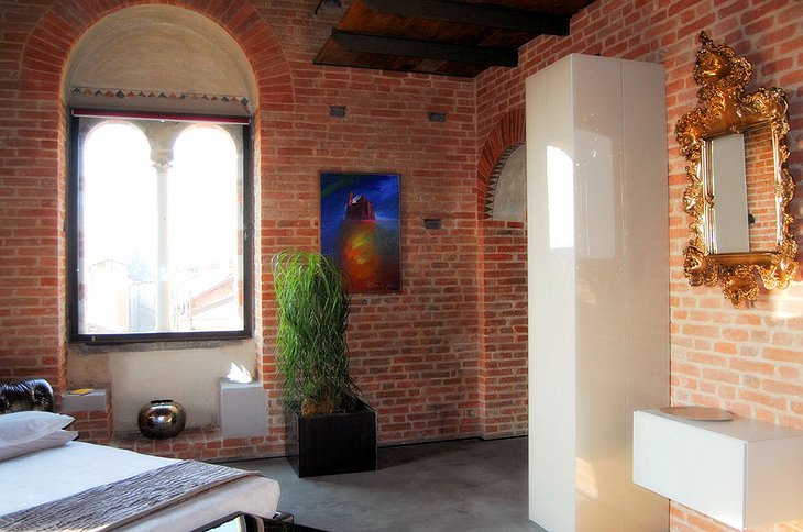 Rotarius room with brick walls