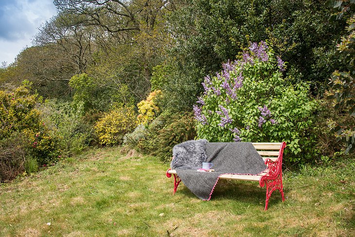 Libertine Cottage relax bench