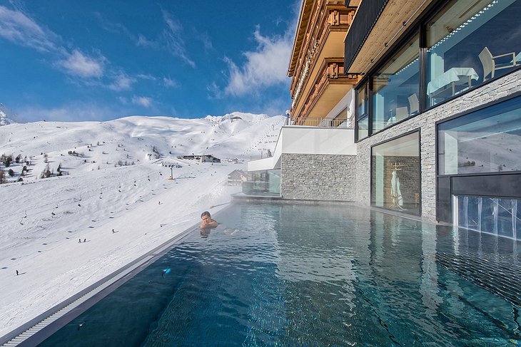 Hotel Schöne Aussicht heated outdoor pools with view on the ski slopes