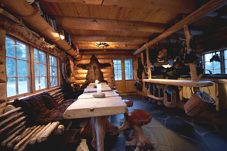 Engholm Husky Lodge dining room