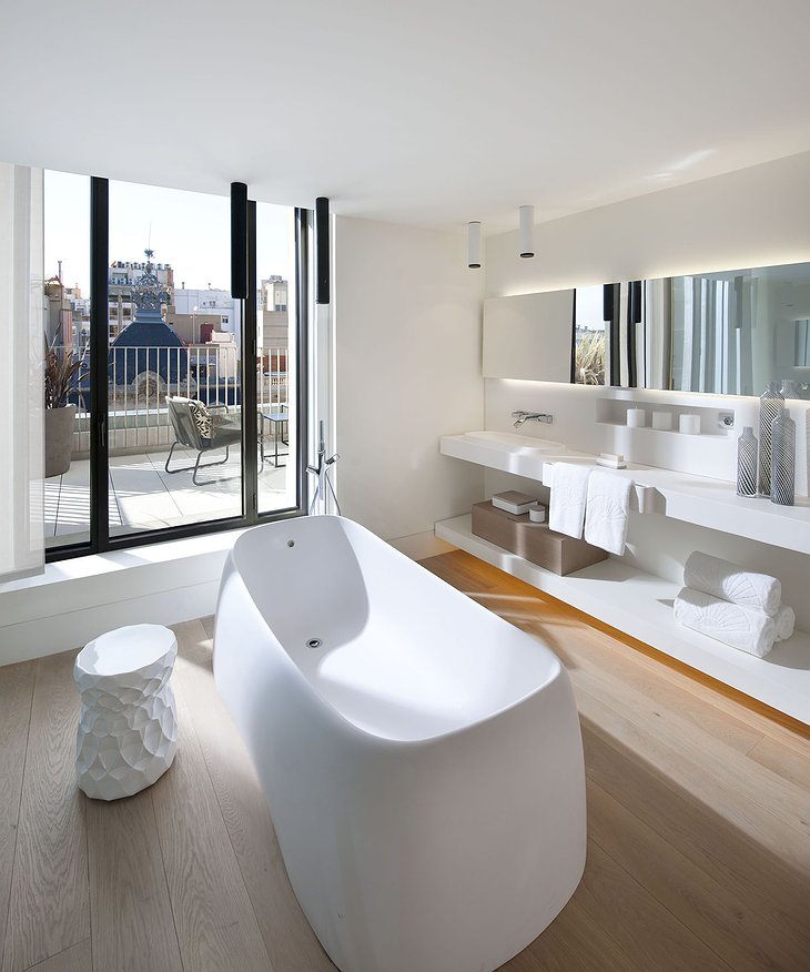 Mandarin Hotel Barcelona bathroom with balcony and view on the city