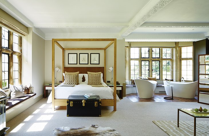 Foxhill Manor room with double bathtubs facing the big glass windows