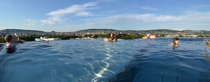 B2 Boutique Hotel rooftop pool Zürich panorama