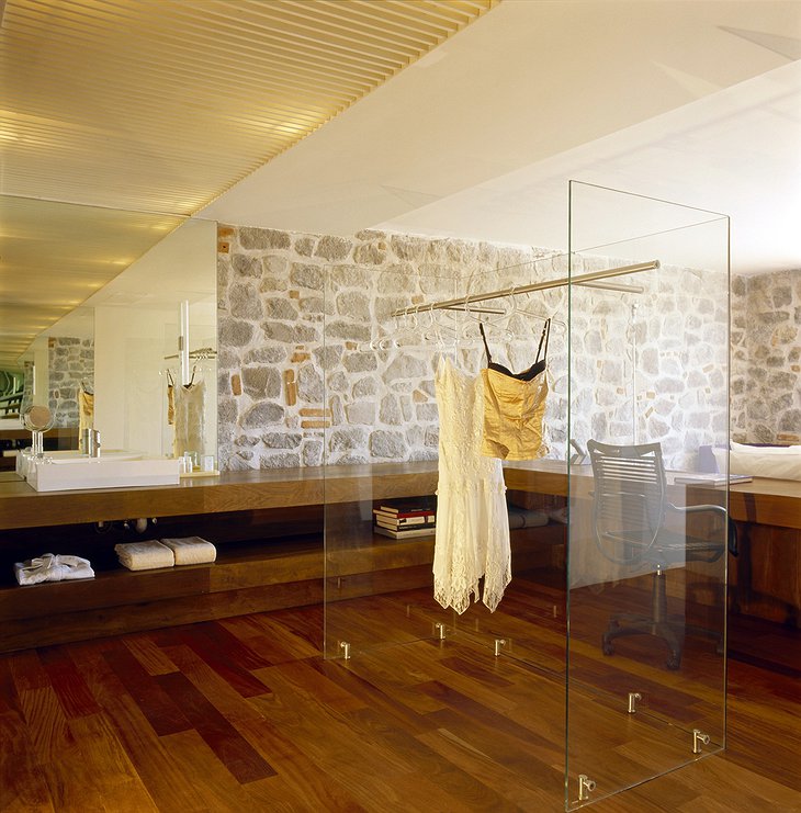 Hotel La Purificadora room with glass vitrine for cloth