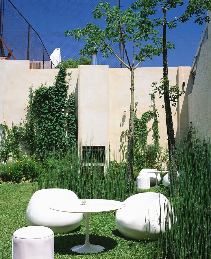 Home Hotel Buenos Aires garden with design furniture