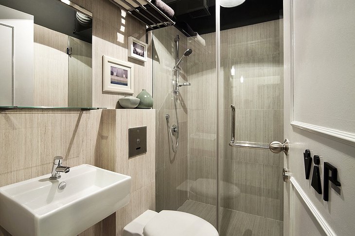 The pod hotel Singapore bathroom