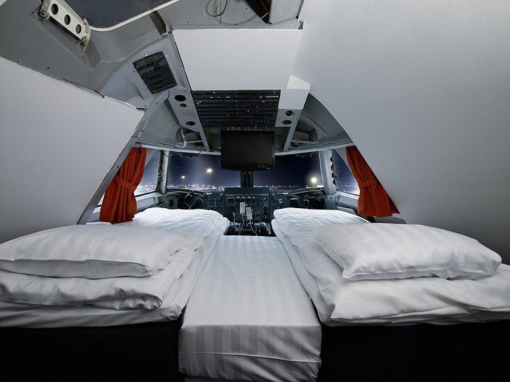 Sleep in the pilot cabin of a Boeing 747