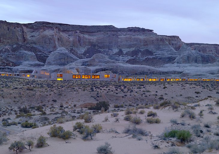 Amangiri Villas in the desert in front of the rock walls